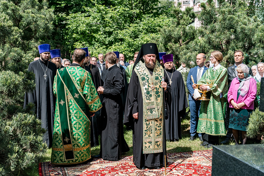 Божественная литургия в День Святого Духа в Троицком храме в Наташине города Люберцы